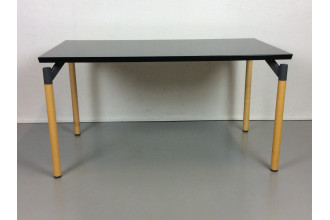 Konferencebord i sort med ahorn ben 138x76 cm