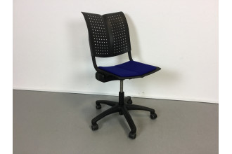 HÄG Conventio W kontorstol i sort med blå polsteret sæde og stel