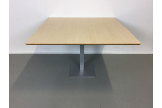 Møde bord med ahorn bordplade 120 x 120 cm.