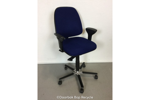Duba B8 kontorstol med mørke blå polster, høj ryg og armlæn.