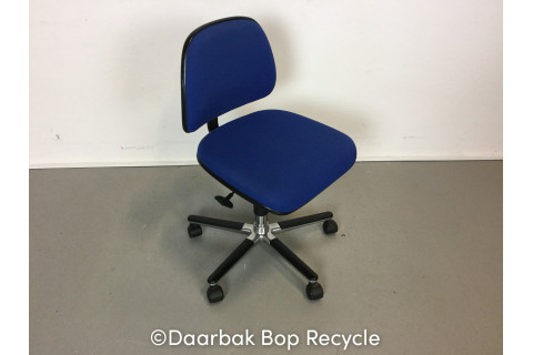 Duba kontorstol med blåt polster og lav ryg