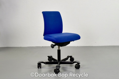 HÄG H05 kontorstol med blå polster og sort stel