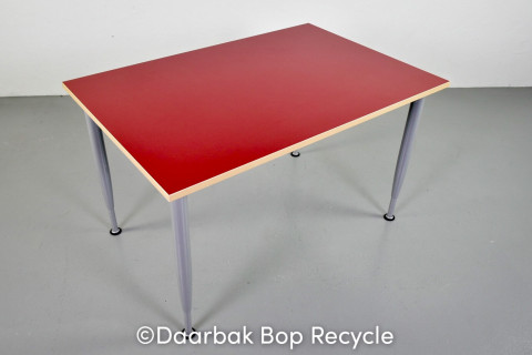 Kinnarps konferencebord med rød plade på grå ben