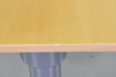 Hæve-/sænkebord fra Kinnarps med plade i bøg, og på grå stel.