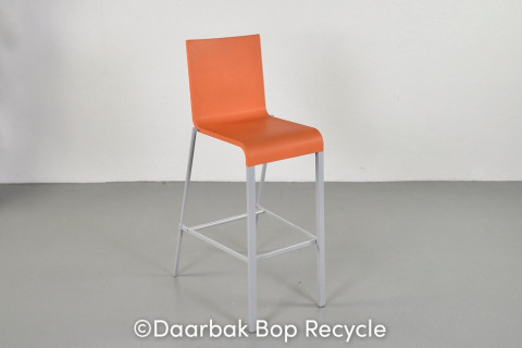 Vitra .03 barstol i orange på grå stel