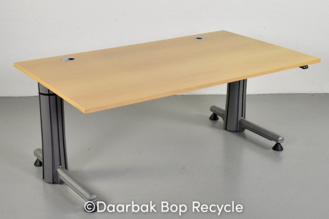 Hæve-/sænkebord EFG med plade i bøg og grå stel.
