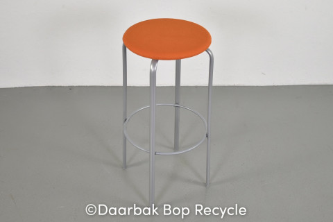 Kinnarps Frisbee Barstol med orange polster og grå stel.