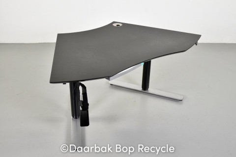 Hæve-/sænkebord med sort linoleumsplade og sort og grå stel
