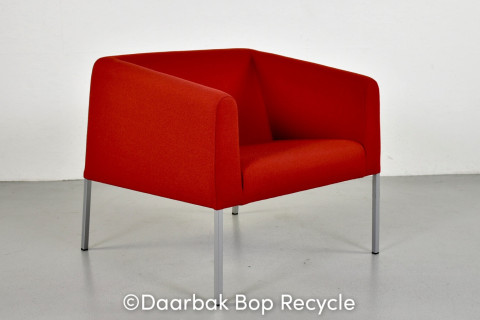 Skandiform lounge-/lænestol med rød polster og alugrå ben.