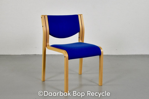 Rabami konference-/mødestol i bøg, med blå polstret sæde og ryg