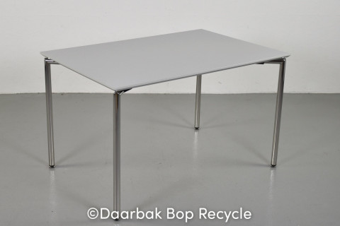 Konferencebord med grå plade og ben i krom