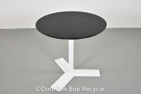 Dencon cafebord med sort plade og hvidt stel