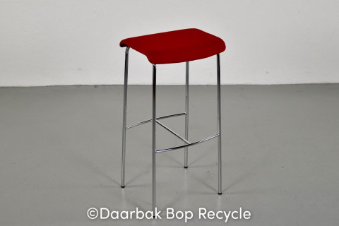 Magnus Olesen Pause barstol med rødt polster på sædet og krom stel