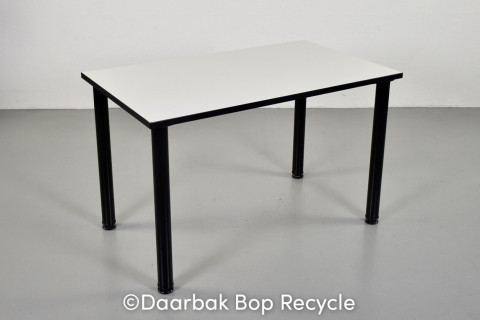 Møde-/kantinebord med hvid plade på sorte ben