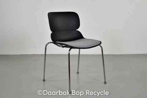 Duba B8 kantinestol i sort med lys grå polster på sædet.