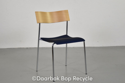 Lammhults Campus konference-/mødestol med mørkeblå sæde og ryg i bøg