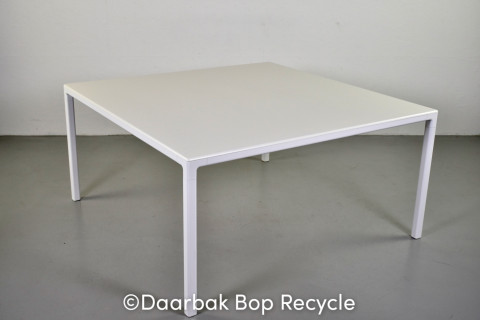 Konferencebord med hvid plade og hvidt stel - kvadratisk
