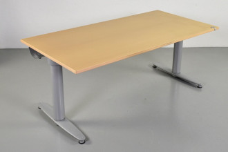 Hæve-/sænkebord fra Kinnarps med plade i bøg, og på grå stel - 90 cm dybt