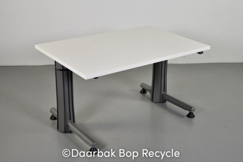 Hæve-/sænkebord med hvid plade på grå stel
