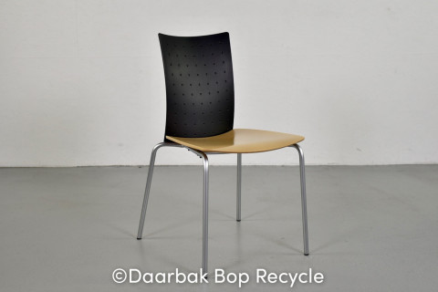 Randers Radius konference-/mødestol med sort ryg og ahorn sæde