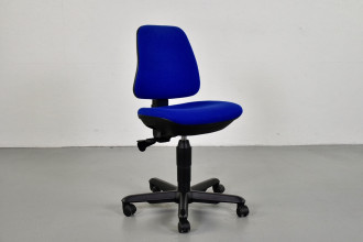 Dauphin kontorstol med blå polster og sort stel.