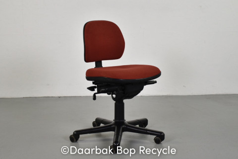 RH Logic 1 kontorstol med rød polster og sort stel