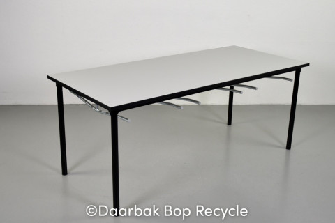 RBM Kantinebord med stoleophæng, Lysgrå laminat plade og sort stel.