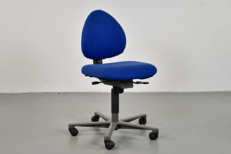 HÄG kontorstol i blå, med grå understel