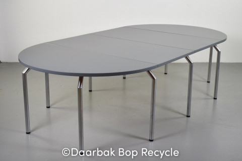 Bent Krogh mødebord med nymalet grå bordplade på ben i krom