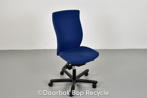 EFG kontorstol med blå polster og sort stel