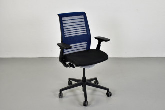 SteelcaseThink  kontorstol med sort sæde og ryg i blå mesh