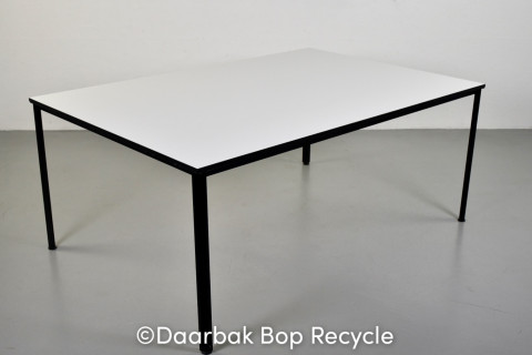 Duba B8 Møde-/konferencebord med hvid plade og sort stel.