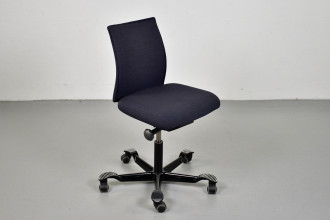 HÄG H05 5100 kontorstol med sort/blå polster og sort stel.