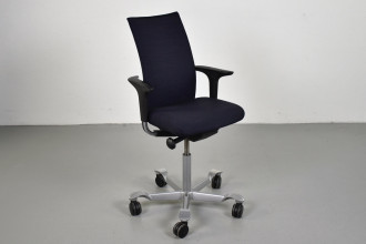 HÄG H05 5600 kontorstol med sort/blå polster, høj ryg, armlæn og grå stel.