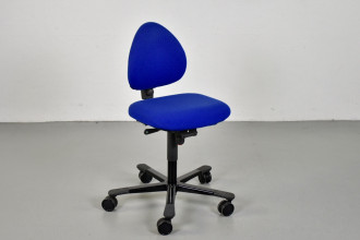 HÄG kontorstol i blå, med sort stel