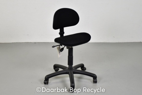 RH Support 4521 støttestol med sort xtreme polster og sort stel.