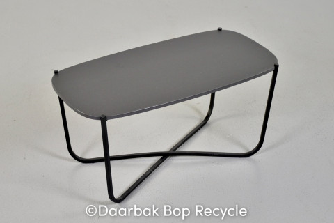 Root Loungebord fra Fora Form i grå/sort