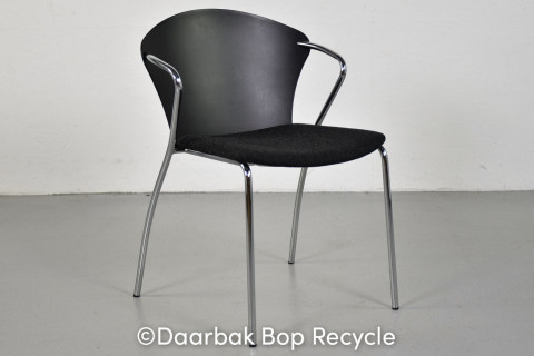 Bessi konferencestol fra Onecollection med sort ryg og sort sæde