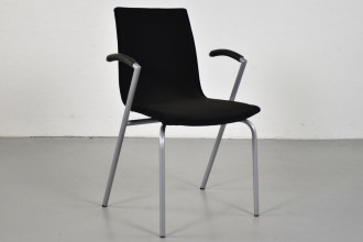 Four Design G2 konferencestol med sort polster og stel i mat stål