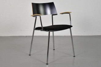Four Design konference-/mødestol i sort, med armlæn