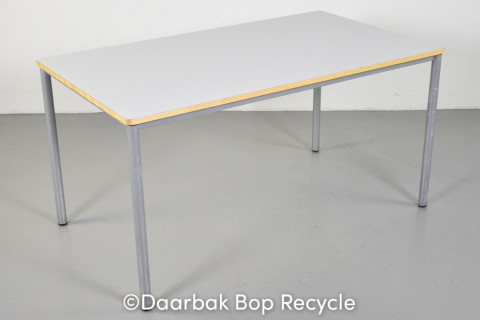 Kantine-/mødebord med grå plade og alufarvet stel