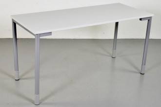 Kinnarps skrivebord med hvid plade på grå ben