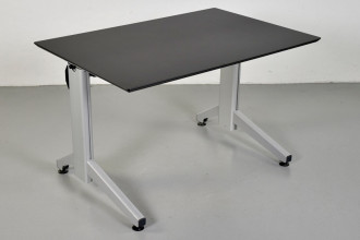 Hæve-/sænkebord med sort plade og alufarvet stel