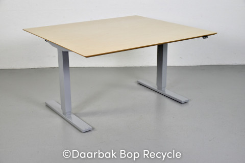 Scan Office hæve-/sænkebord med birkelaminat, 120x110 cm.