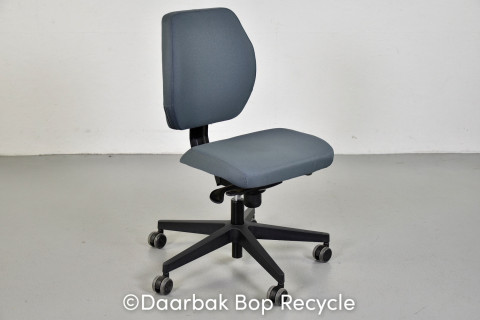 Scan Office kontorstol med blå/grå polster og sort stel, lav ryg