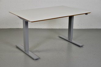 Scan Office hæve-/sænkebord med hvid laminat, gråt stel og kabelbakke, 120 cm.