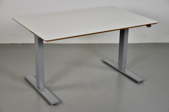 Scan Office hæve-/sænkebord med hvid laminat og kabelbakke, 120 cm.