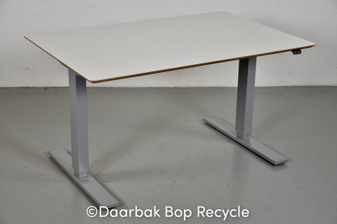 Scan Office hæve-/sænkebord med hvid laminat og kabelbakke, 120 cm.