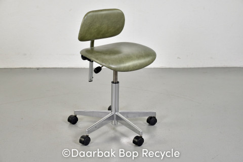 Vela kontorstol med grønt polster og stel i krom