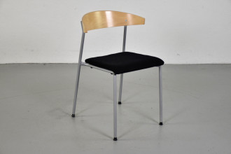 Kinnarps Riff konferencestol med nyt sort polster på sædet og ryg i bøg, sorte fødder